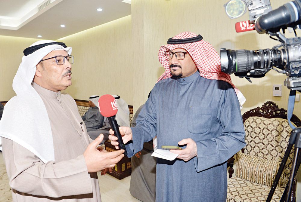 ساير العنزي يتحدث للزميل ناصر الفرحان