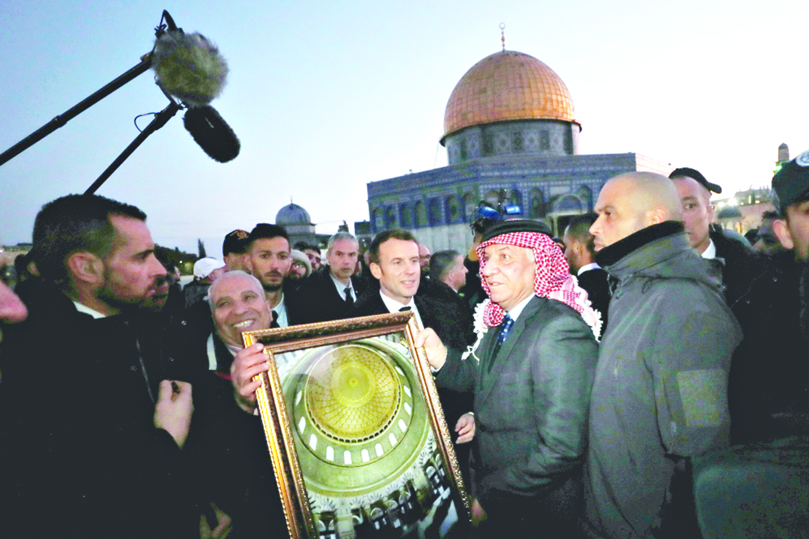 u0645u0627u0643u0631u0648u0646 u064au062au0644u0642u0651u0649 u062au0630u0643u0627u0631u0627u064b u0644u062fu0649 u0632u064au0627u0631u062au0647 u0627u0644u0645u0633u062cu062f u0627u0644u0623u0642u0635u0649 u0641u064a u0627u0644u0642u062fu0633 u0623u0645u0633 t    (u0631u0648u064au062au0631u0632)