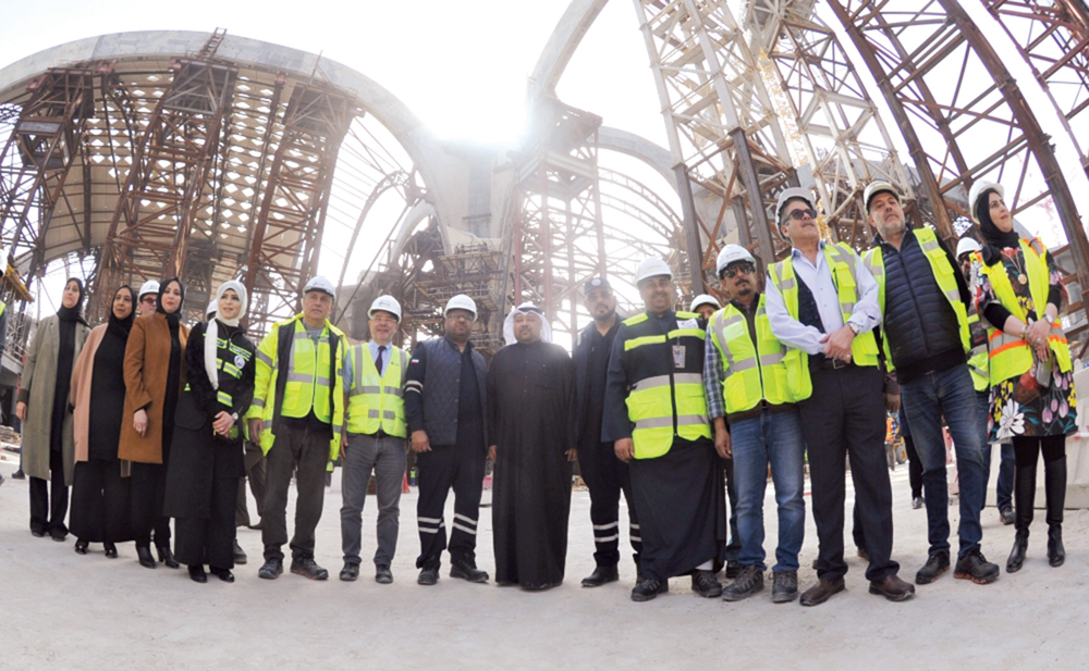  الفيلكاوي ومهدي مع مسؤولي ومهندسي المشروع في لقطة جماعية 