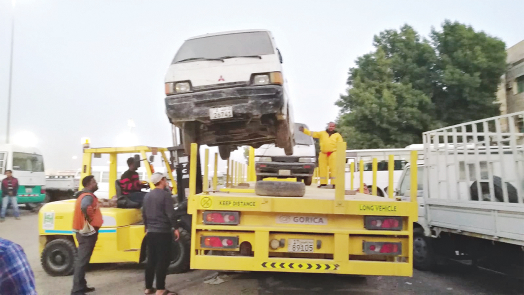 رفع سيارة مهملة