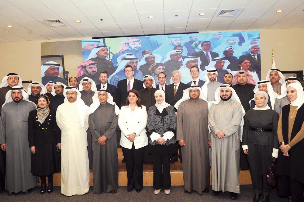 u0644u0642u0637u0629 u062cu0645u0627u0639u064au0629 u0639u0644u0649 u0647u0627u0645u0634 u062au0648u0642u064au0639 u0627u0644u0639u0642u062f