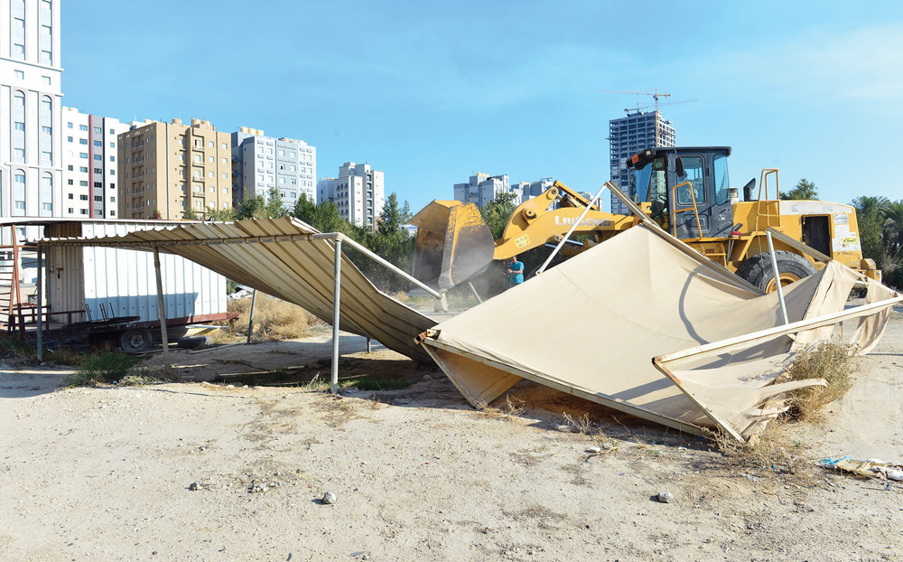 تكسير المظلات المقابلة للعمارات الاستثمارية 