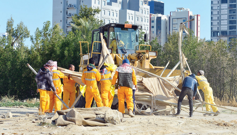 رفع وإزالة للمظلات القائمة في الساحات 