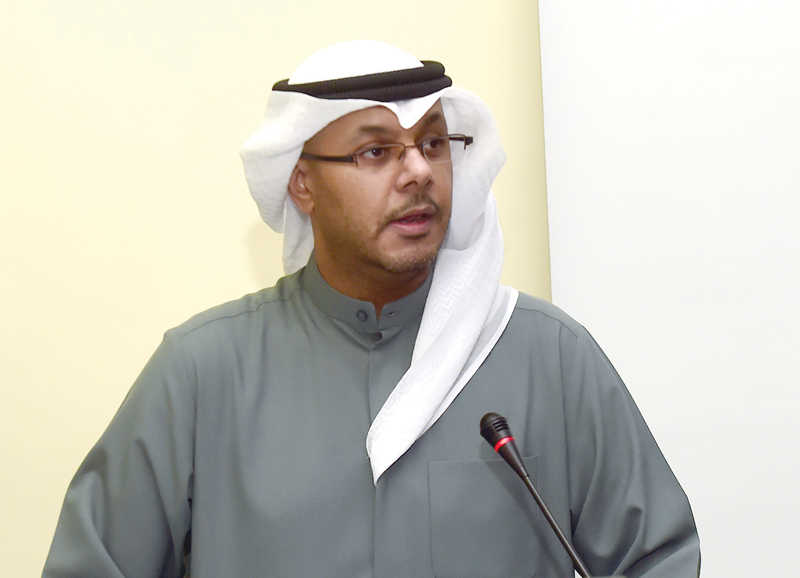 عبدالله زيدان يشرح أبرز الاستكشافات المرجانية 	(تصوير أسعد عبدالله)