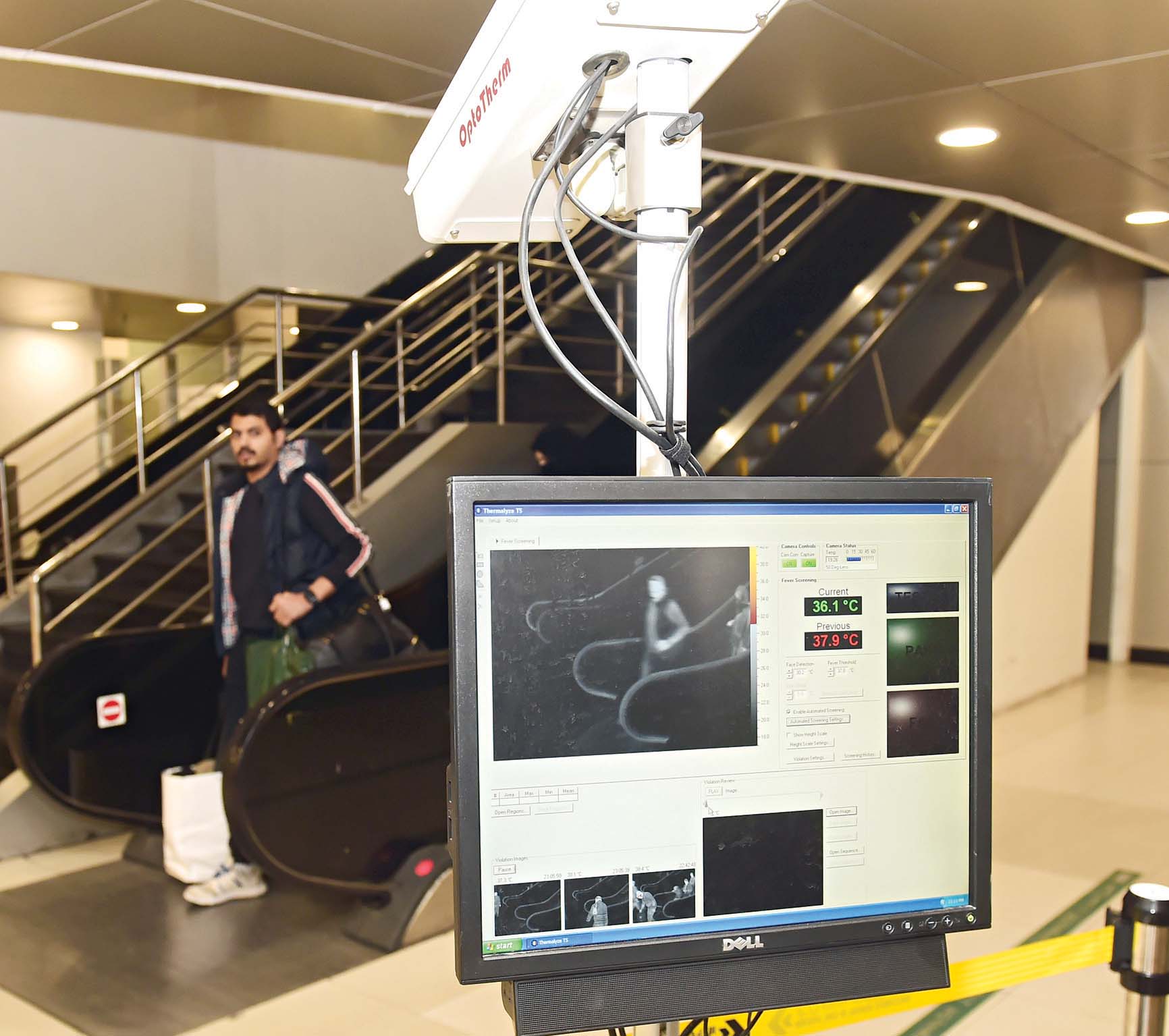 فحص القادمين أثناء سيرهم من دون علمهم