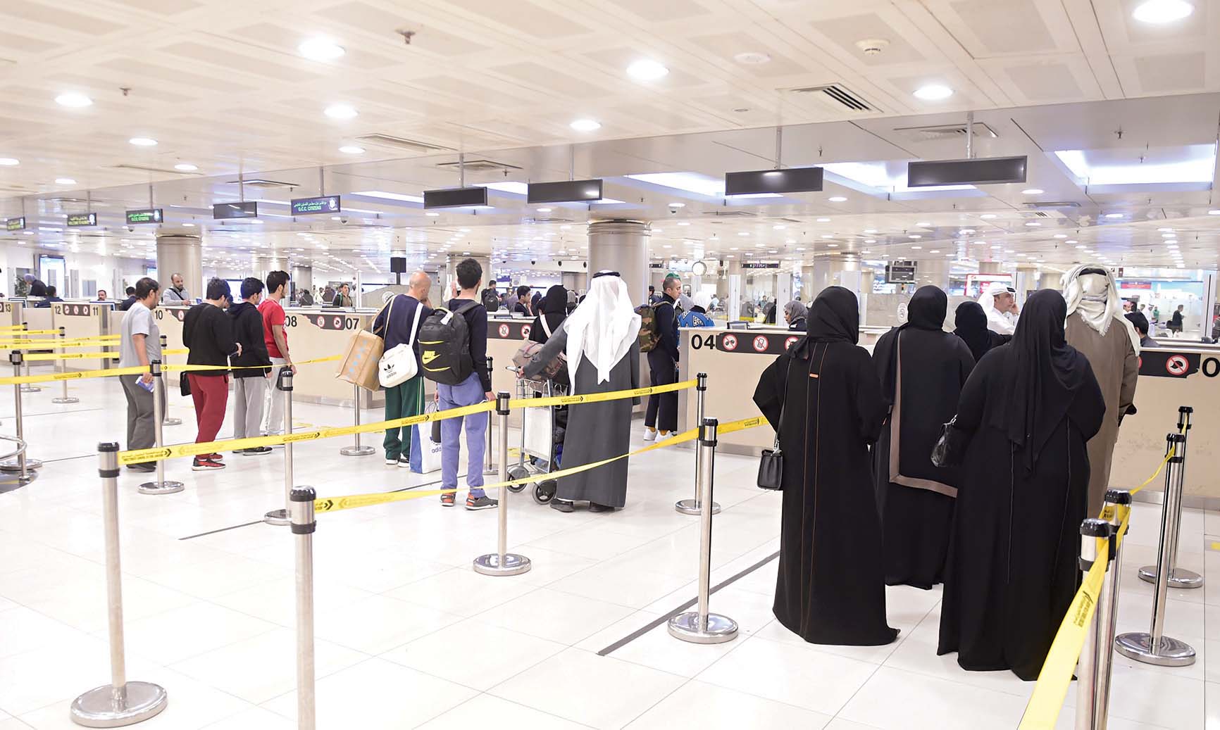 إجراءات المطار لفحص المسافرين لحماية البلاد من انتشار الفيروس	 (تصوير أسعد عبدالله)