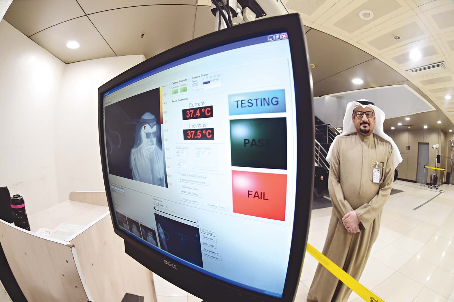 الزميل ناصر الفرحان يتابع عملية فحص الكاميرات الحرارية للمسافرين