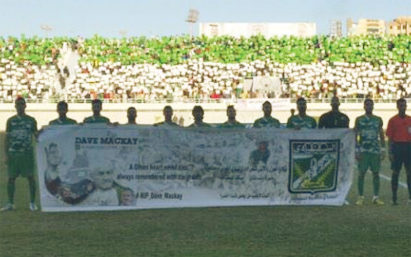 لاعبو العربي يرفعون لافتة تأبين لمكاي بعد رحيله في مارس 2015