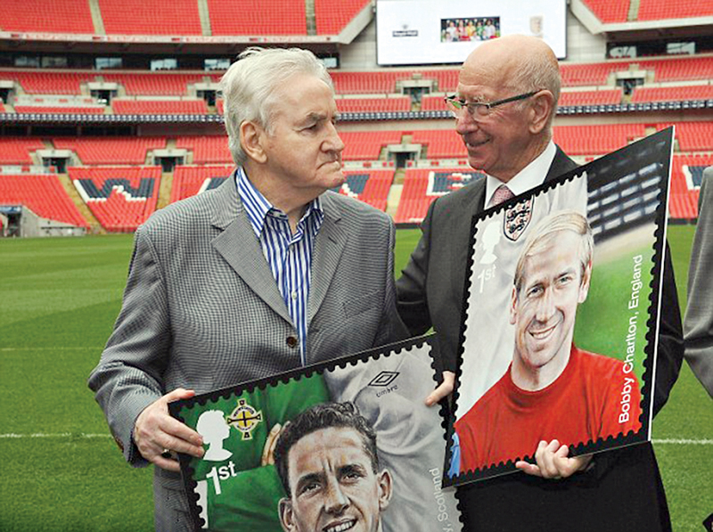 مع «الأسطورة» بوبي تشارلتون خلال تسلمه نموذج الطابع البريدي الذي حمل صورته في 2013