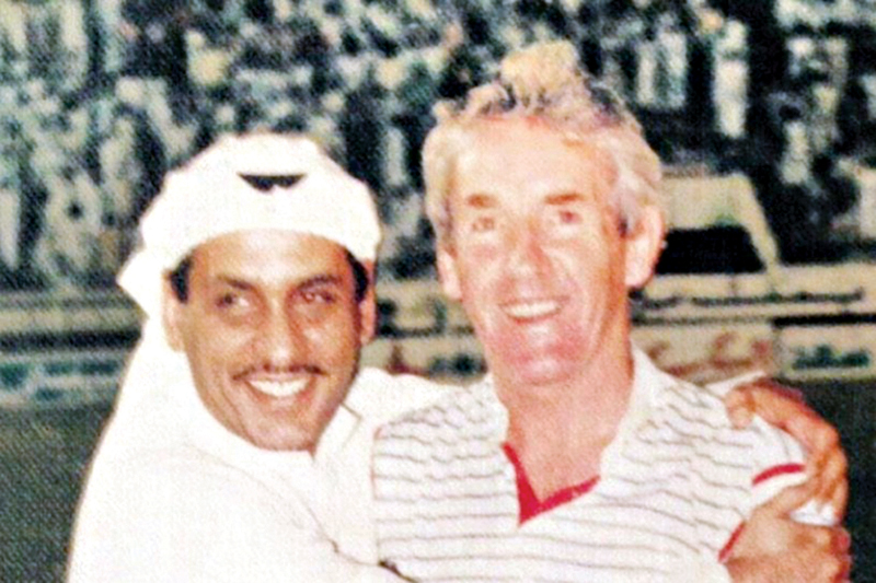مع صديقه رئيس النادي العربي الراحل محمد الملا
