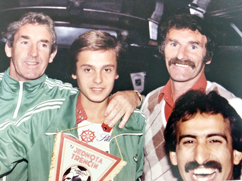 مع نجله والمساعد نيل مارتن والحارس السابق عبدالرضا عباس