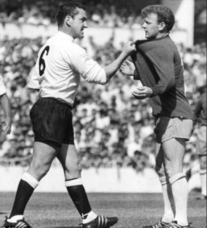 مواجهة بين مكاي الشرس (توتنهام) وبيلي برينمر (ليدز) في أغسطس 1966