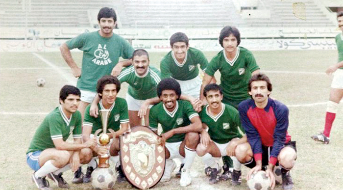 الحشاش مع لاعبي العربي بعد التتويج بلقب الدوري الأول في عهد مكاي  