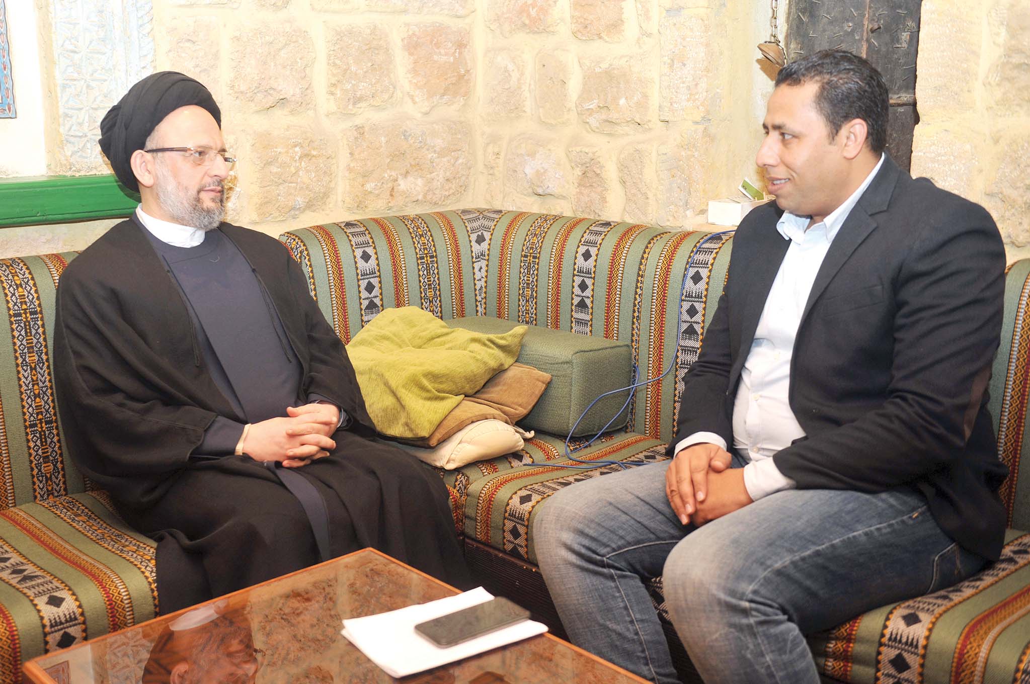 السيد فضل الله والزميل علي العلاس خلال الحوار