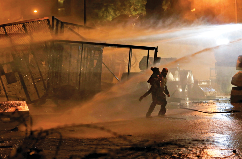 u0627u0644u0645u062au0638u0627u0647u0631 u062du0627u0645u0644u0627u064b u0637u0641u0644u0647 u0641u064a u0645u0648u0627u062cu0647u0629 u062eu0631u0627u0637u064au0645 u0627u0644u0645u064au0627u0647t   (u0631u0648u064au062au0631u0632)