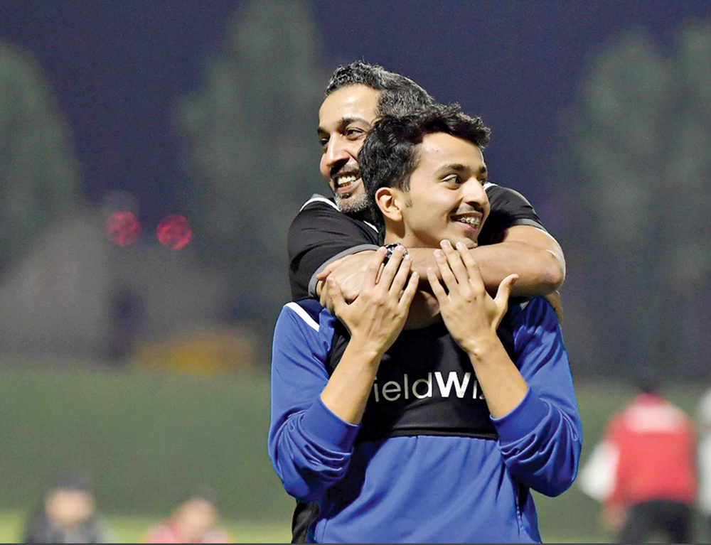 u0645u062fu0631u0628 u00abu0627u0644u0623u0632u0631u0642u00bb u062bu0627u0645u0631 u0639u0646u0627u062f u0645u0639u0627u0646u0642u0627u064b u0627u0644u0641u0646u064au0646u064a u0641u064a u0644u0642u0637u0629 u062au0639u0648u062f u0625u0644u0649 u0641u062au0631u0629 u0627u0644u0627u0633u062au0639u062fu0627u062fu0627u062a u0644u0640 u00abu062eu0644u064au062cu064a 24u00bb