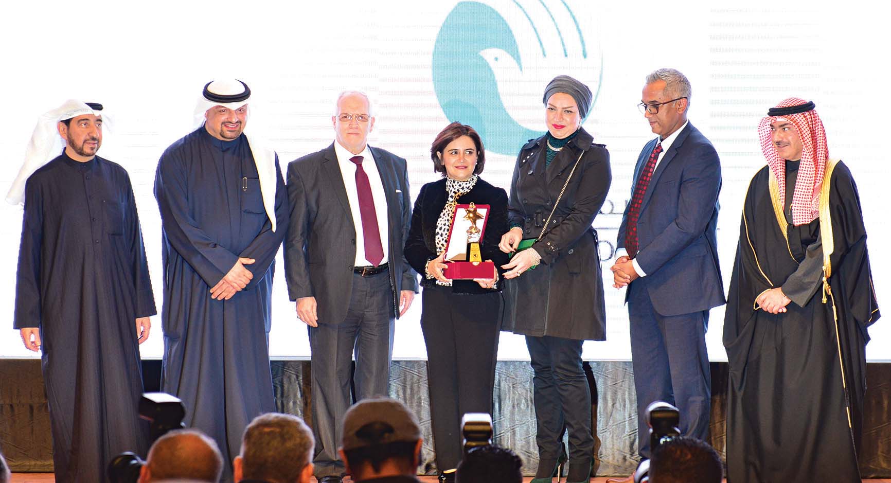 أسيري تسلم جائزة المسؤولية المجتمعية لمديرة التسويق في مستشفى «المواساة» علياء السيد