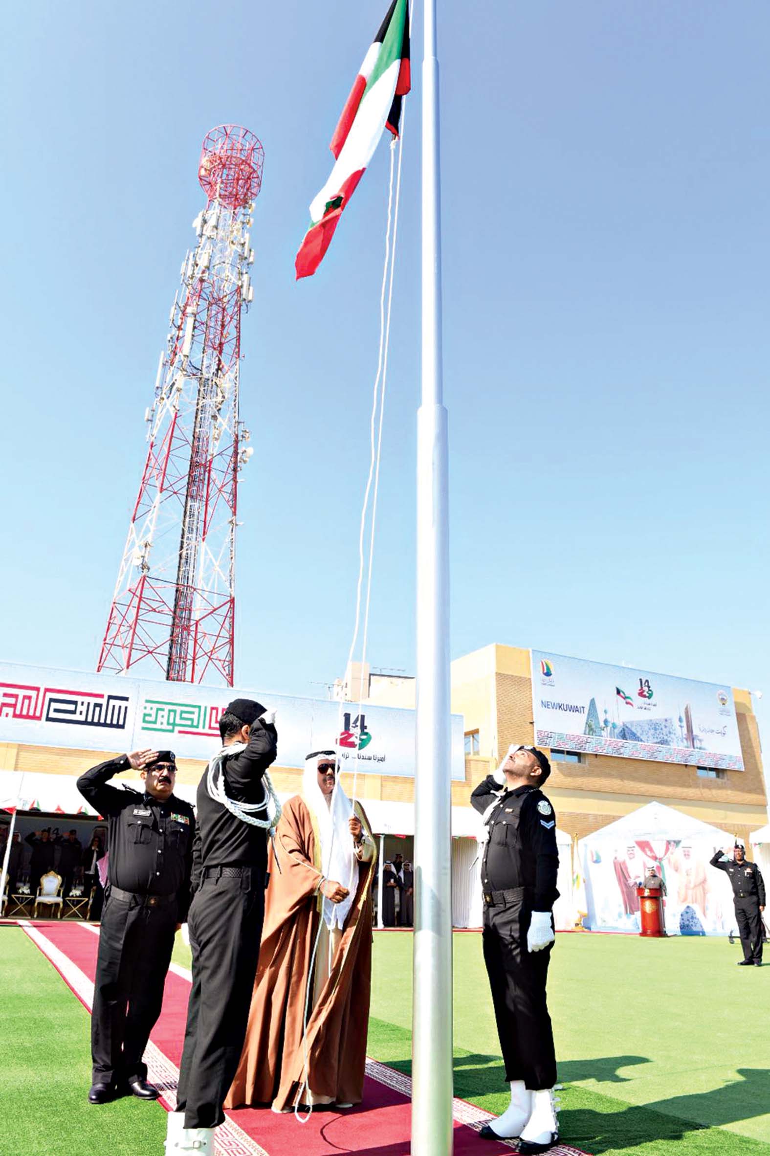 محافظ حولي أثناء رفع العلم