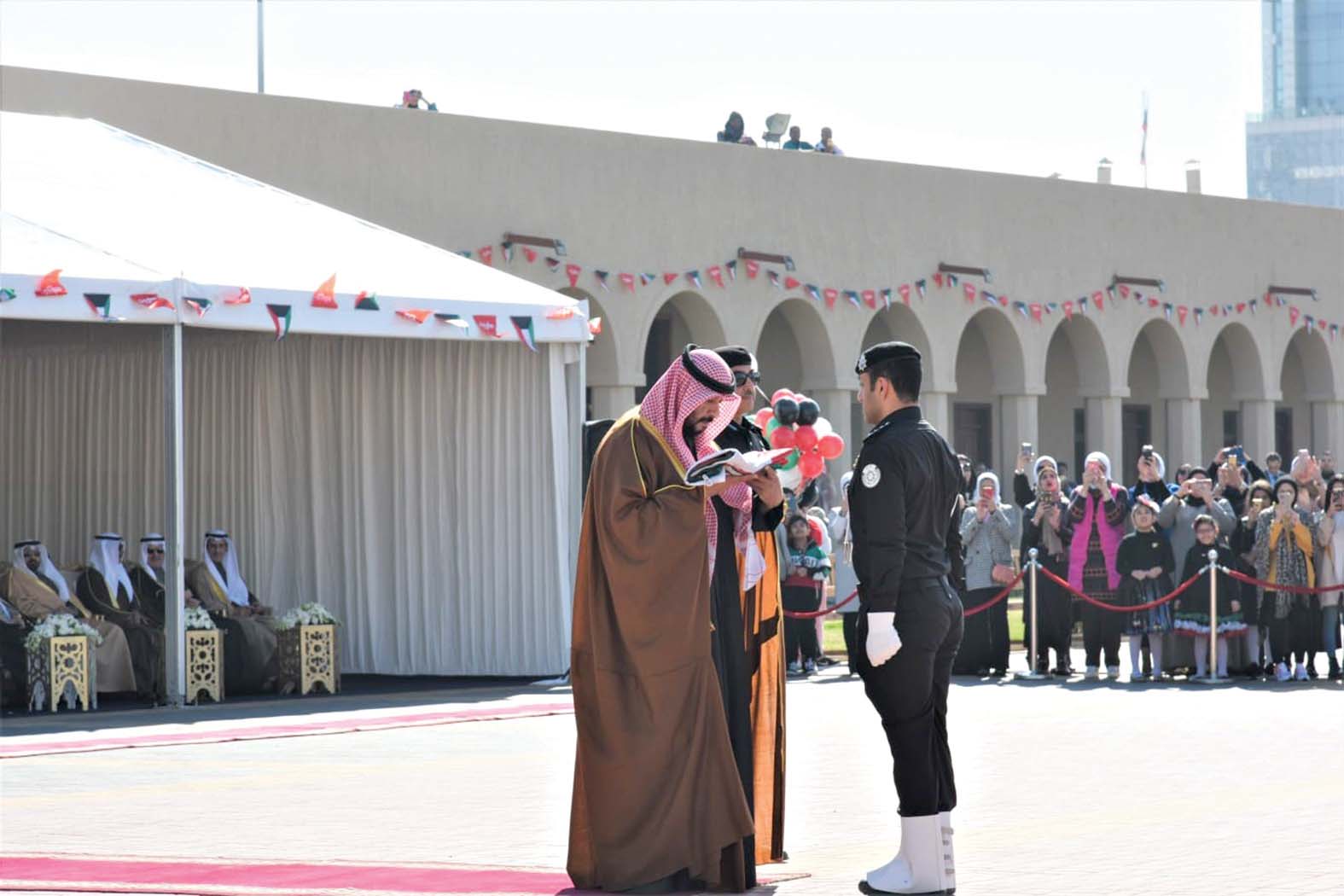 محافظ العاصمة مقبلاً العلم قبل رفعه