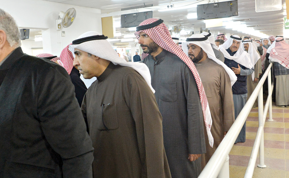 خالد الغانم معزِّياً                                   	                 (تصوير نايف العقلة)