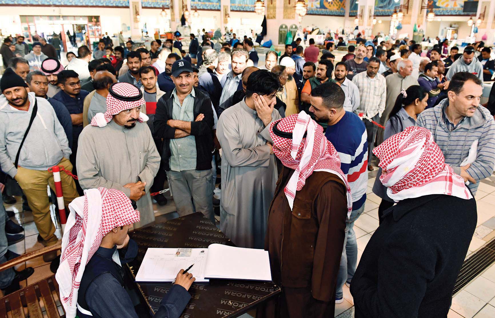 ممثل التجارة يسجل أسماء الداخلين في المزاد 