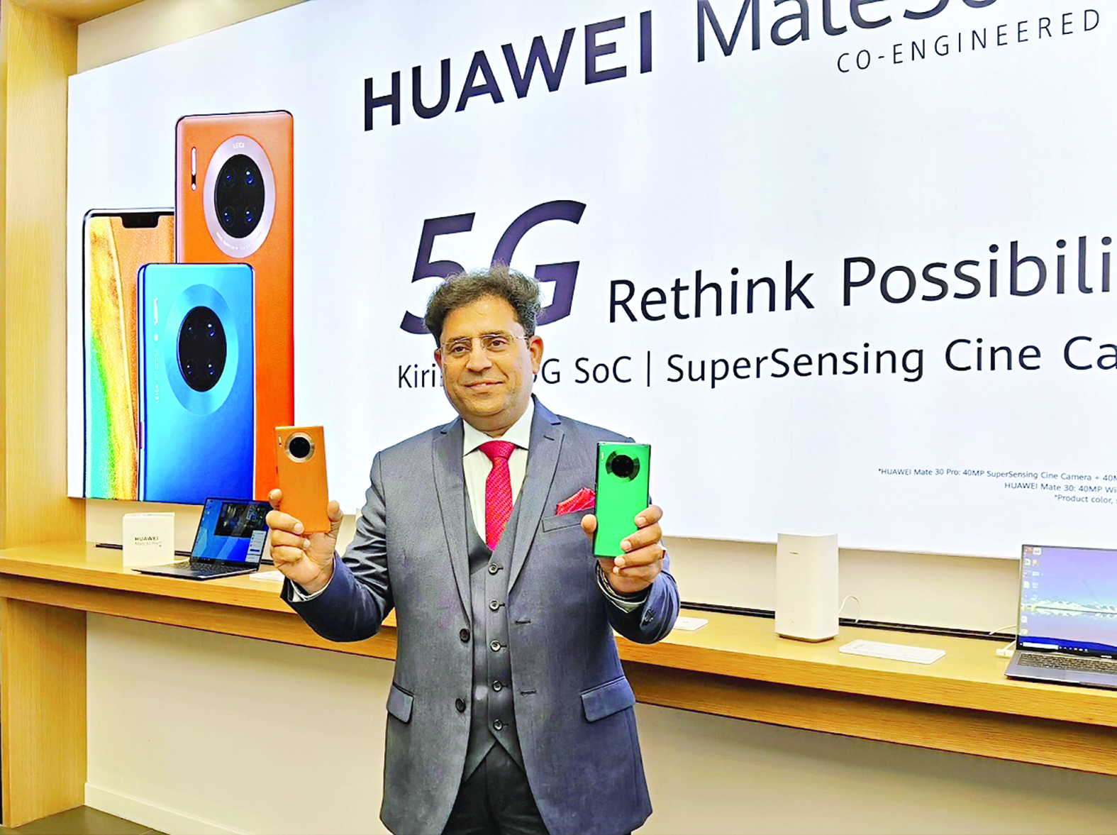 جانب من تقديم مزايا الجهاز