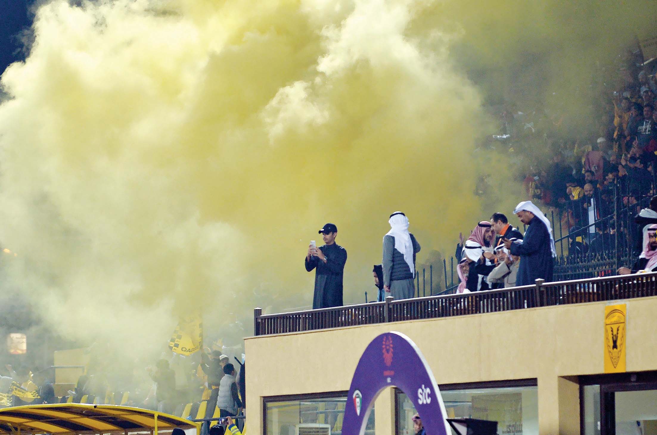 u062cu0645u0627u0647u064au0631 u00abu0627u0644u0623u0635u0641u0631u00bb u062eu0644u0627u0644 u0627u0644u0645u0628u0627u0631u0627u0629 u0623u0645u0627u0645 u0627u0644u0633u0627u062du0644                t                               (u0627u0644u0623u0632u0631u0642 u062fu0648u062a u0643u0648u0645)