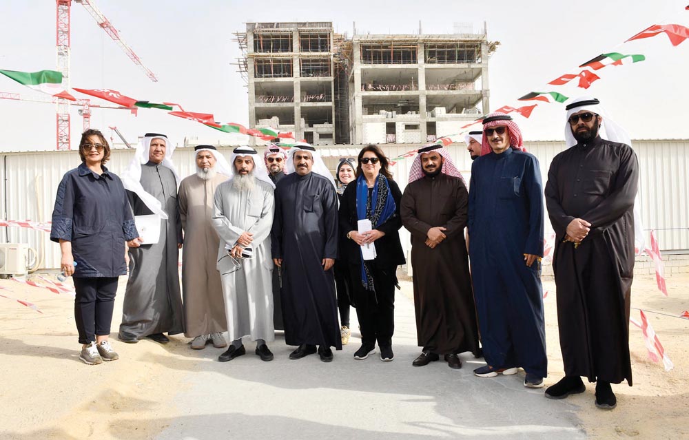 u0627u0644u0641u0627u0631u0633 u0648u0627u0644u0646u0648u0627u0628 u0648u0645u0645u062bu0644u0648 u00abu0627u0644u0623u0634u063au0627u0644u00bb u0648u00abu0627u0644u0633u0643u0646u064au0629u00bb u062eu0644u0627u0644 u0627u0644u062cu0648u0644u0629 u0627u0644u0645u064au062fu0627u0646u064au0629t (u062au0635u0648u064au0631 u0623u062du0645u062f u0633u0631u0648u0631)