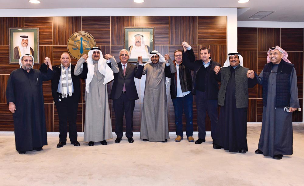 u0639u062fu062f u0645u0646 u0627u0644u0645u062au062du062fu062bu064au0646 u0641u064a u0644u0642u0637u0629 u062cu0627u0645u0639u0629               t         (u062au0635u0648u064au0631 u0623u062du0645u062f u0633u0631u0648u0631)