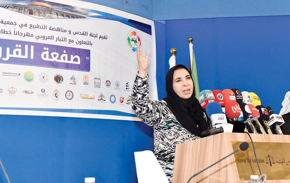 سعاد الصباح تشدو قصيدتها