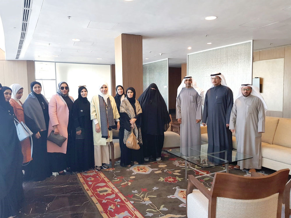 من التجمع أمام مكتب الوزير