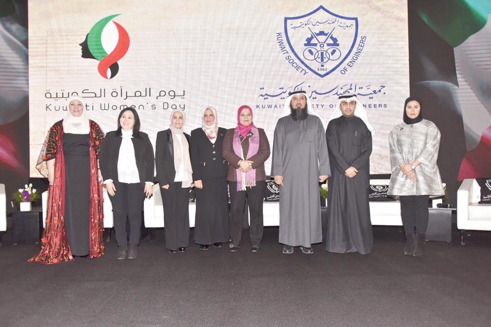 العتل وفهد العتيبي يتوسطان المكرّمات من الكويت والسعودية والإمارات