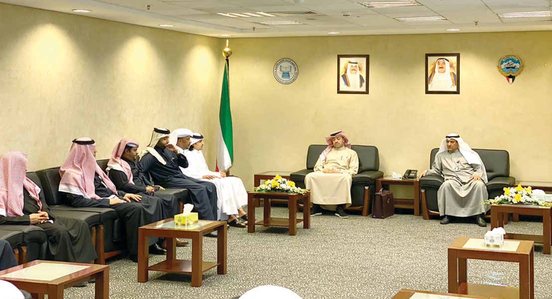  المستشار الثويمر والدعيج خلال استقبالهما المشاركين في الورشة 