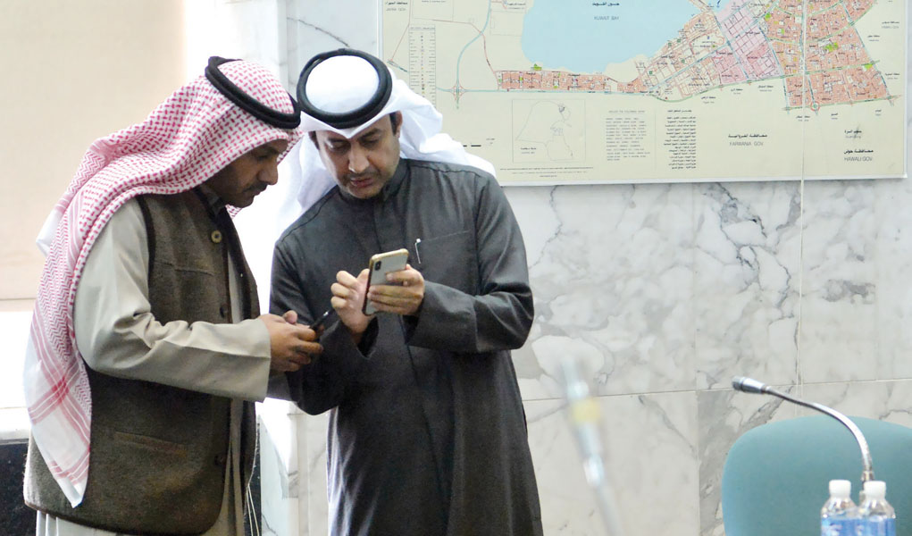 بن ساير والرقيب في حوار جانبي 