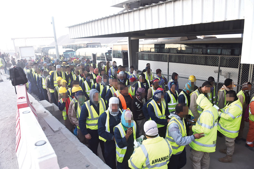 مئات العمال في المشروع