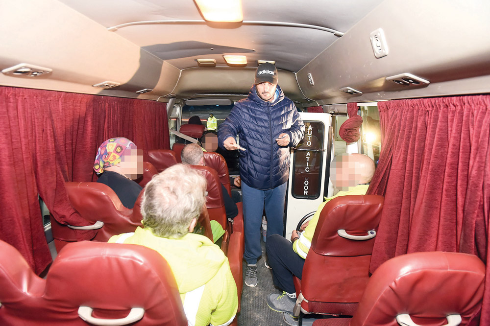 تفتيش في داخل حافلة لنقل العمال