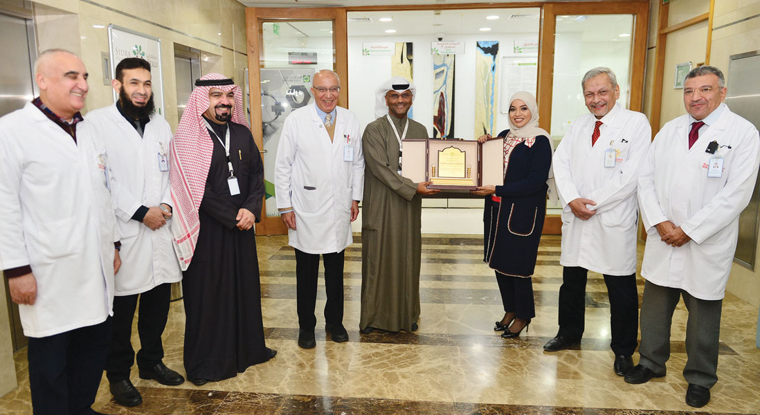 هدية تذكارية لوكيلة الصحة المساعدة فاطمة النجار