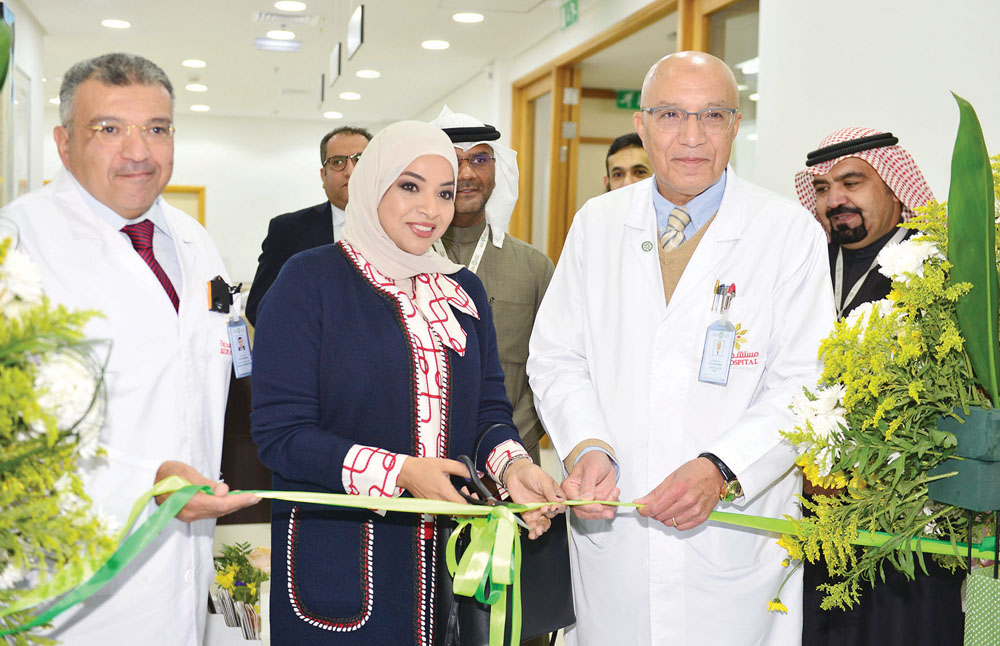 النجار وراتب خلال قص شريط الافتتاح