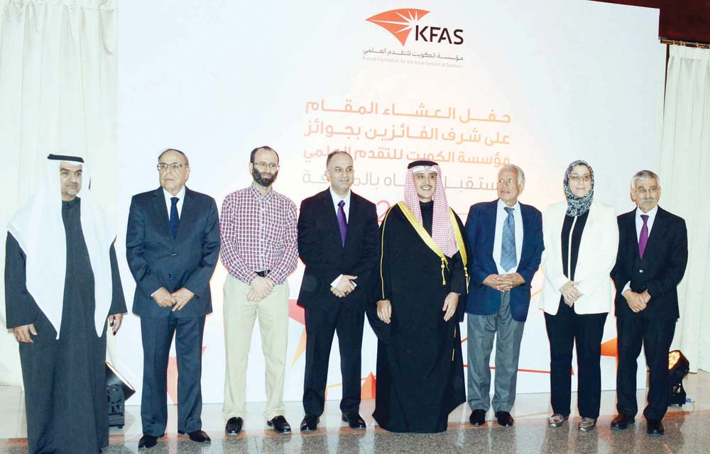 الناصر متوسطاً عدداً من المكرمين