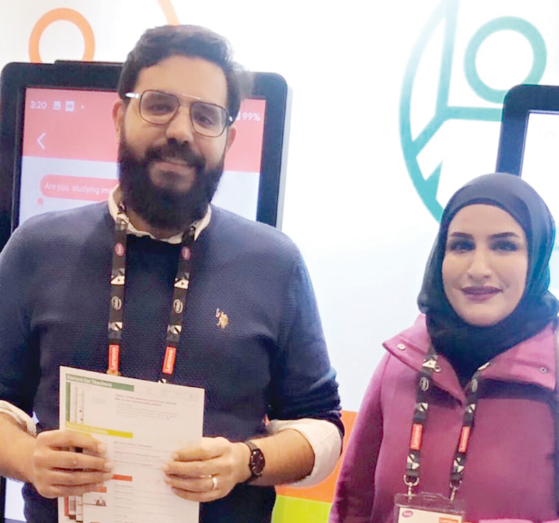 مناير الحمادي وعمر المدني خلال مشاركتهما في المعرض