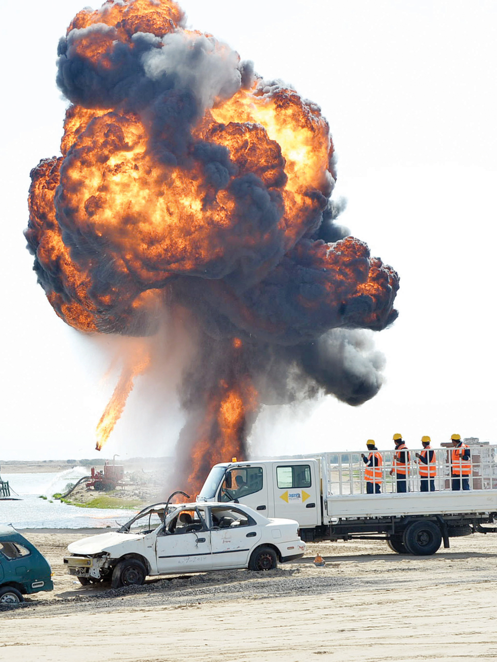 التعامل مع حريق هائل	 (تصوير أسعد عبدالله)