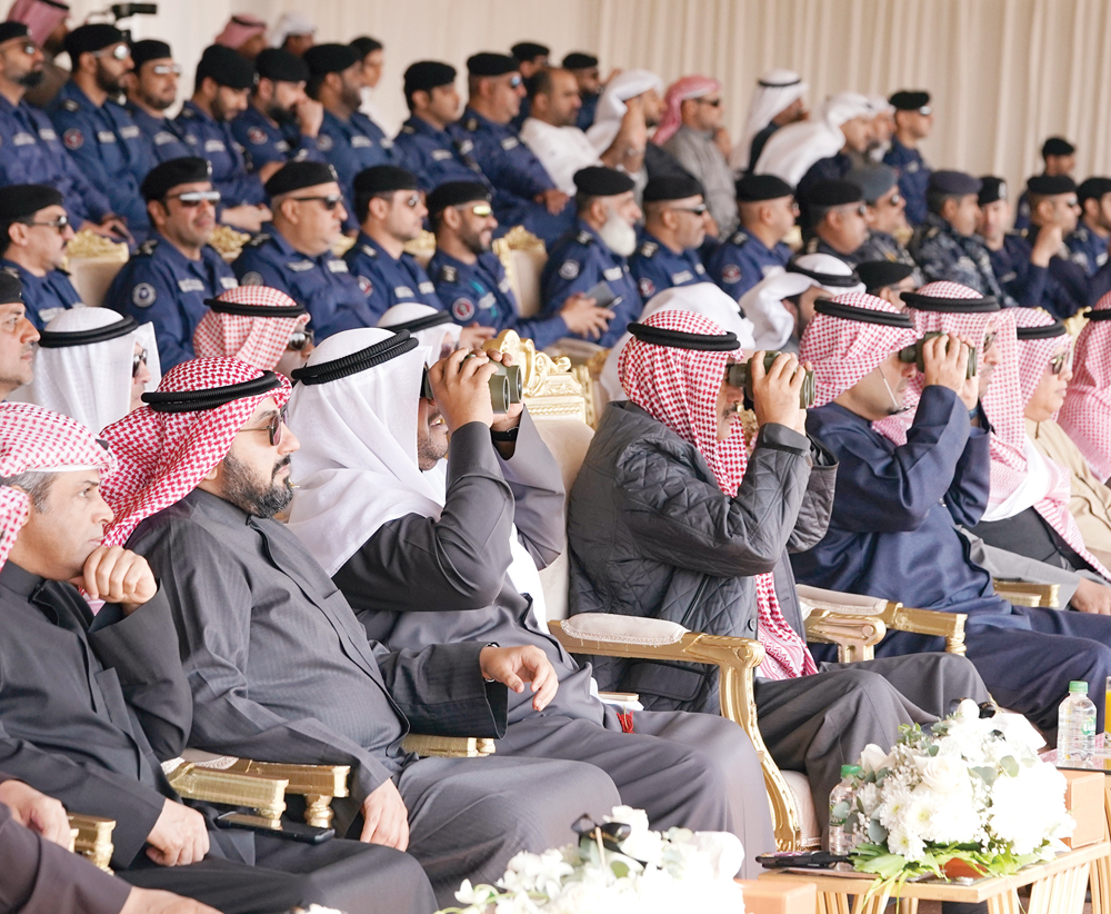 الخالد والصالح والمنصور يتابعون التمرين بالمنظار