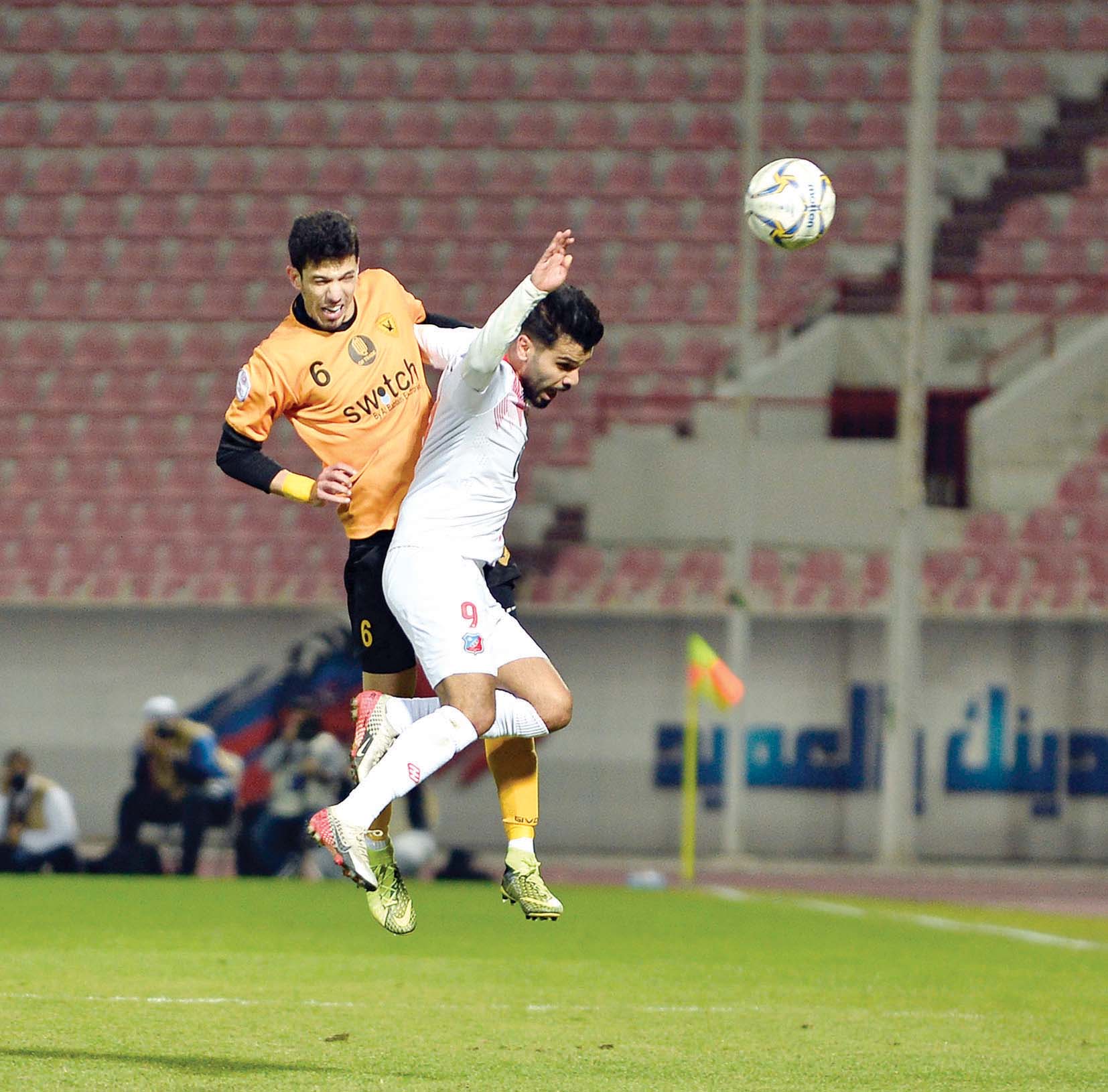 لقطة «طائرة» بين فيصل زايد وسلطان العنزي                 	           (الأزرق دوت كوم)