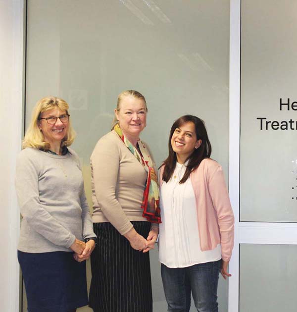 منال السعد مع أستاذتيها في الجامعة 