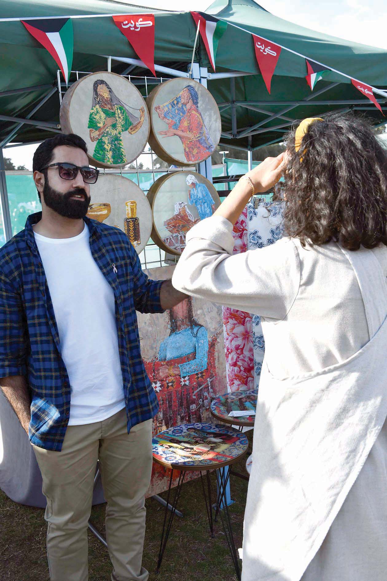 الشمري عارضاً لوحاته	 (تصوير أحمد سرور)