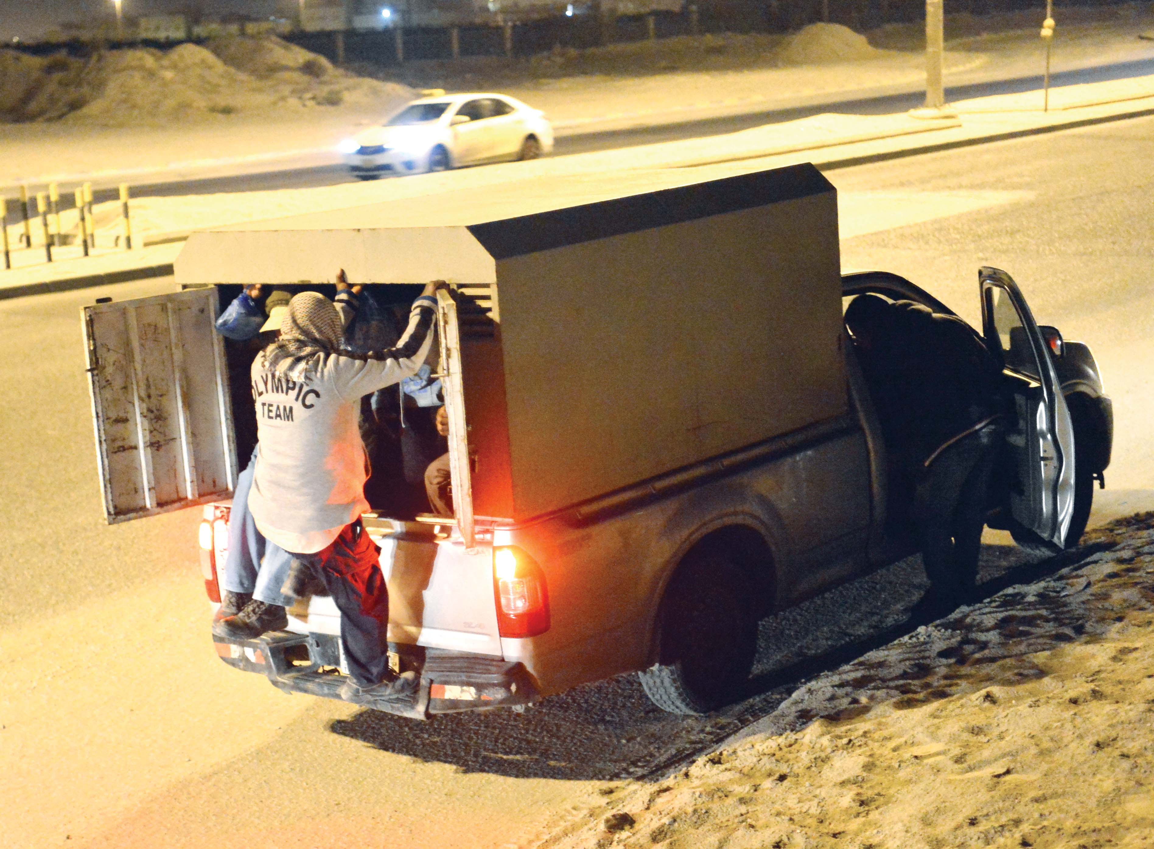 استيقاف مركبة محملة بالعمالة       	   (تصوير نايف العقلة)