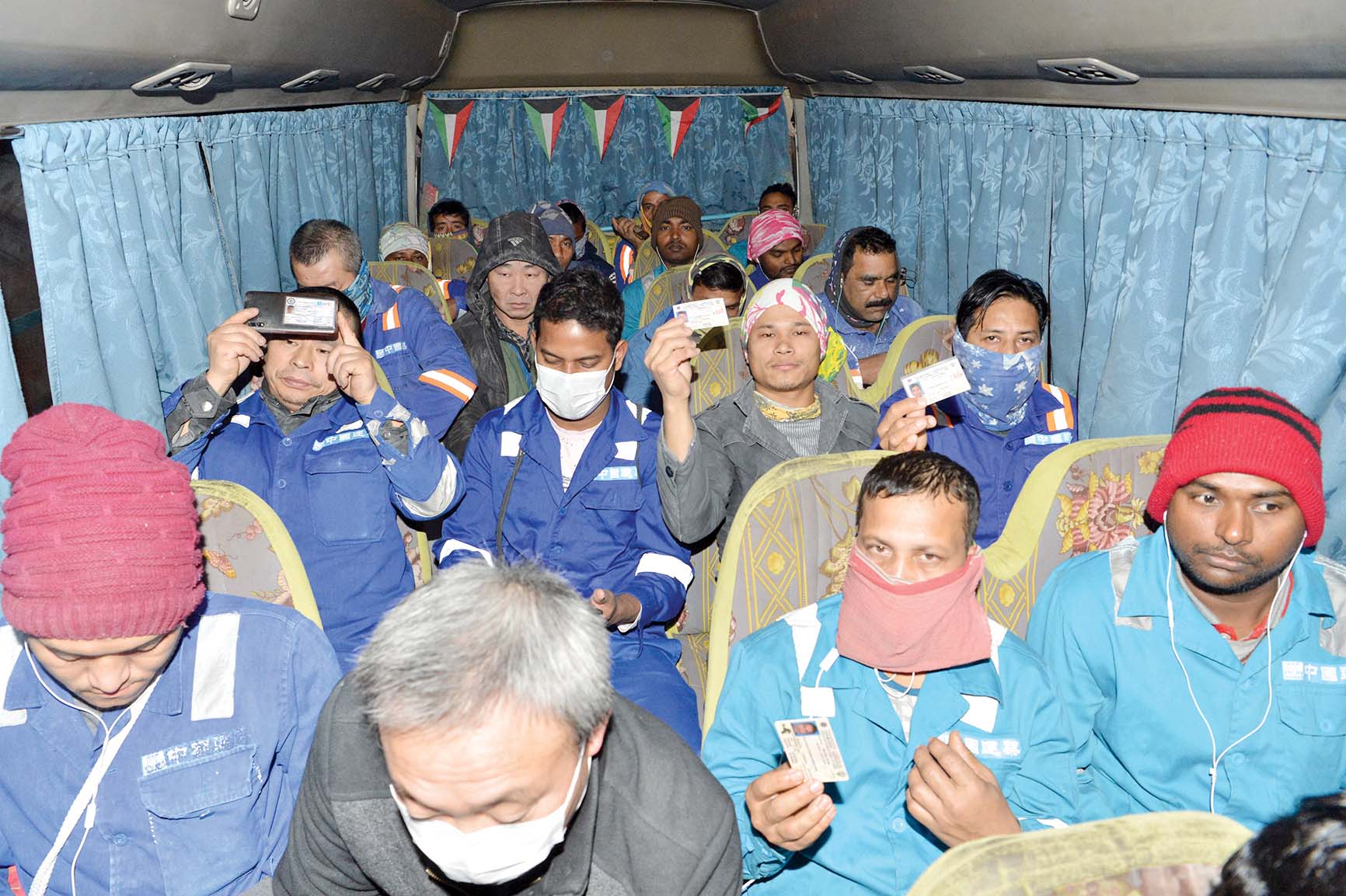 العمالة يعرضون ثبوتياتهم 	