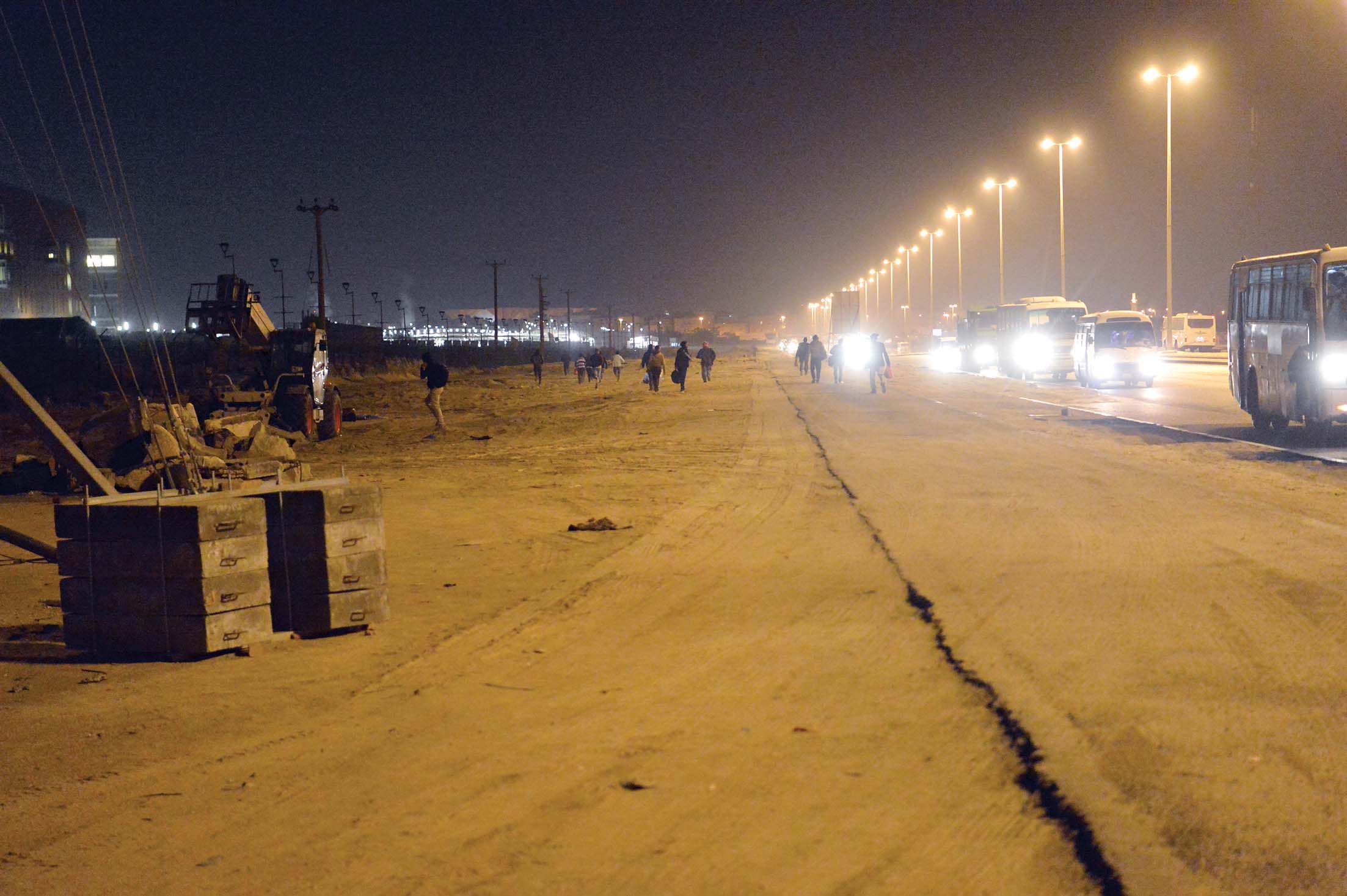 عدد من العمال أثناء الفرار