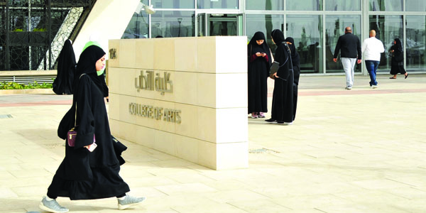 طلاب أمام كلية الآداب في جامعة الشدادية	 (تصوير سعود سالم)