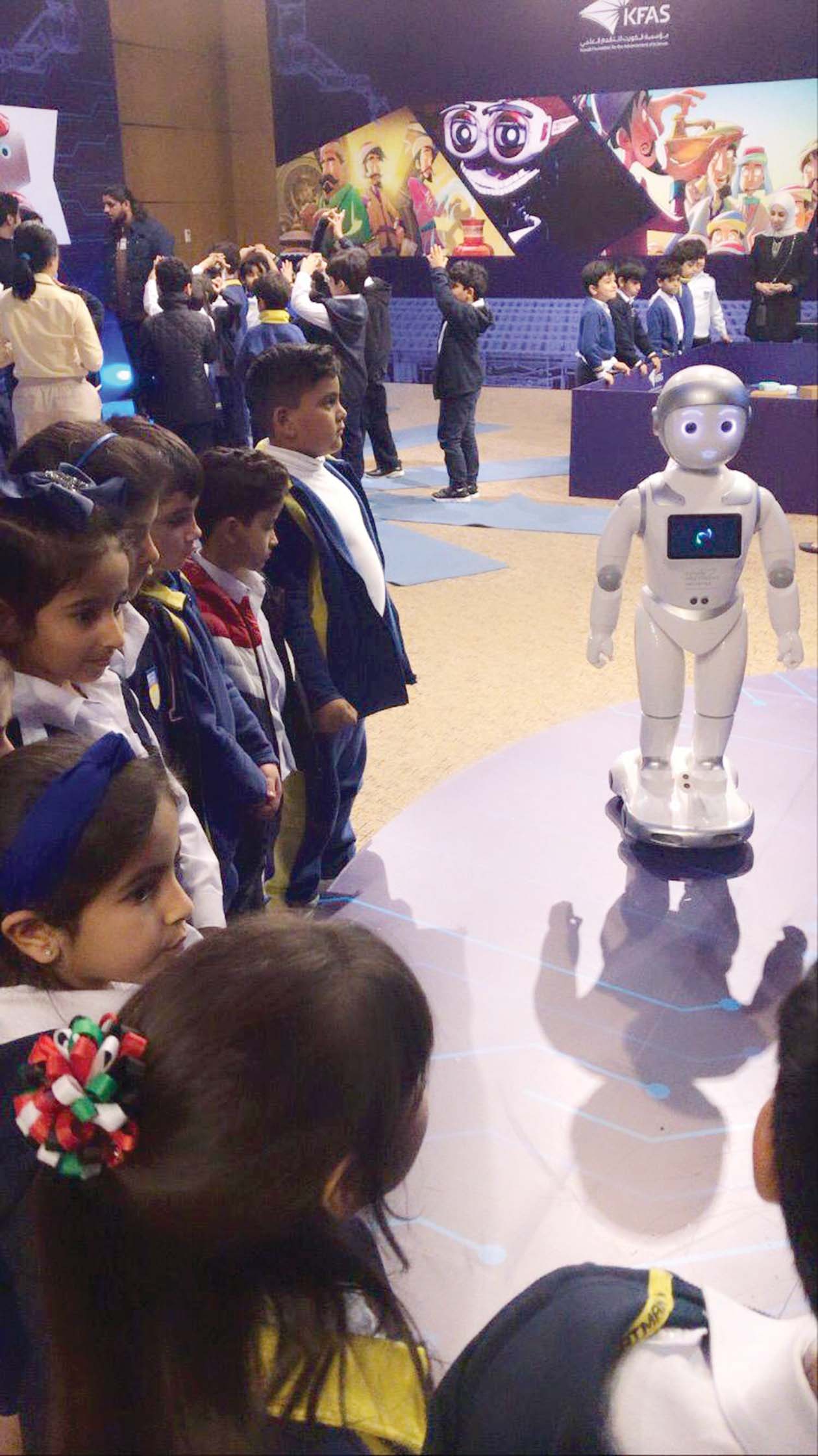 روبوت يسير بين الأطفال 